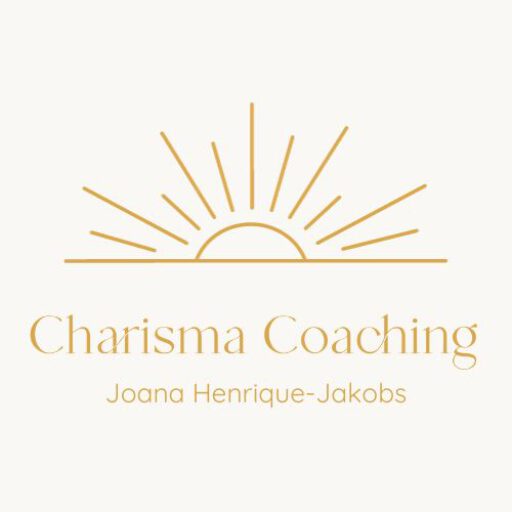 Logo Charisma Coaching - goldene aufgehende Sonne vor Horizontlinie, darunter Schriftzug
